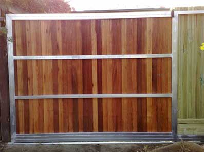 Rear view of a sliding gate 